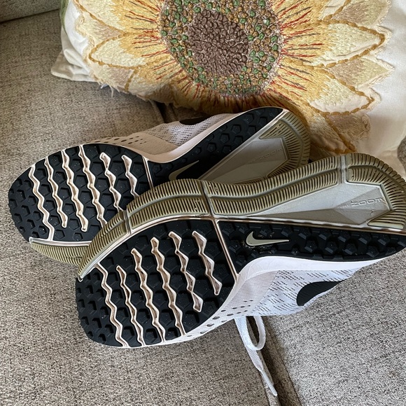 Womens Nike Shoes - Picture 3 of 3